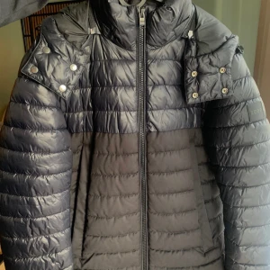 Hugo Boss jacka  - Svart jacka i storlek M med huva, två fickor framtill och en innerficka. Avtagbar luva. Logotyp på vänster ärm. Inga defekter. 