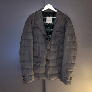 Moncler Blazer - Säljer nu en stilren och grevig dunkavaj från moncler i prima skick! Enda defekten syns på bild 5 och märks knappt! Nypris ligger på ca 17500kr. Storlek 4/L. Mycket ovanlig så passa på innan den försvinner!😁🙌🏻