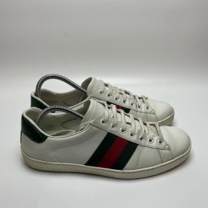 Gucci ace - Hej! Säljer nu dessa svin feta Gucci ace skor. Skorna är i fint skick! Bara skorna medföljer vid köp! Hör av dig vid frågor. 41 passar 42