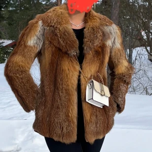 Rävpäls jacka brun - Lyxig päls jacka i räv. Varm, glansig & bra skick. Går att stänga och har fickor