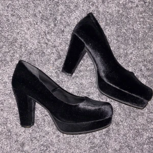 Svarta klackar i sammet - Eleganta svarta klackar i velour material med klack och rundad tå ❤️