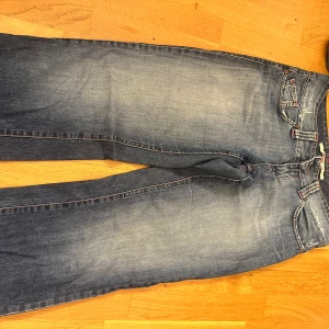 Blå jeans från ONES - Säljer ett par snygga blå jeans från ONES i storlek S. Med slitna detaljer och en knappgylf. Dem är staright med lågmidjadd. nypriss 600