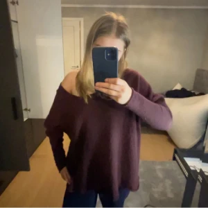 Vinröd tröja från Hunkydory - Säljer en vinröd tröja från Hunkydory Essentials. Tröjan har en offshoulder-design och ett snyggt vingmönster på baksidan med tajta armar. Se sista två bilderna för defekter💓