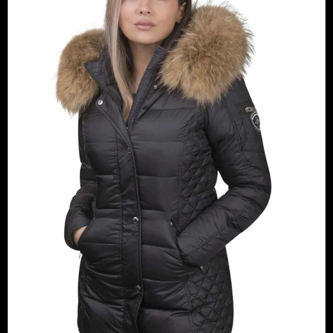 Svart dunjacka med pälsdetaljer ifrån märket rock and blue. - 90