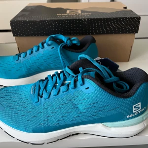 Salomon Sonic 3 Balance träning/löparskor - Säljer ett par nya/oanvända Salomon Sonic 3 Balance sneakers, perfekta för löpning eller träning. De är designade för att ge bra stöd och komfort under aktivitet. Pris kan diskuteras.