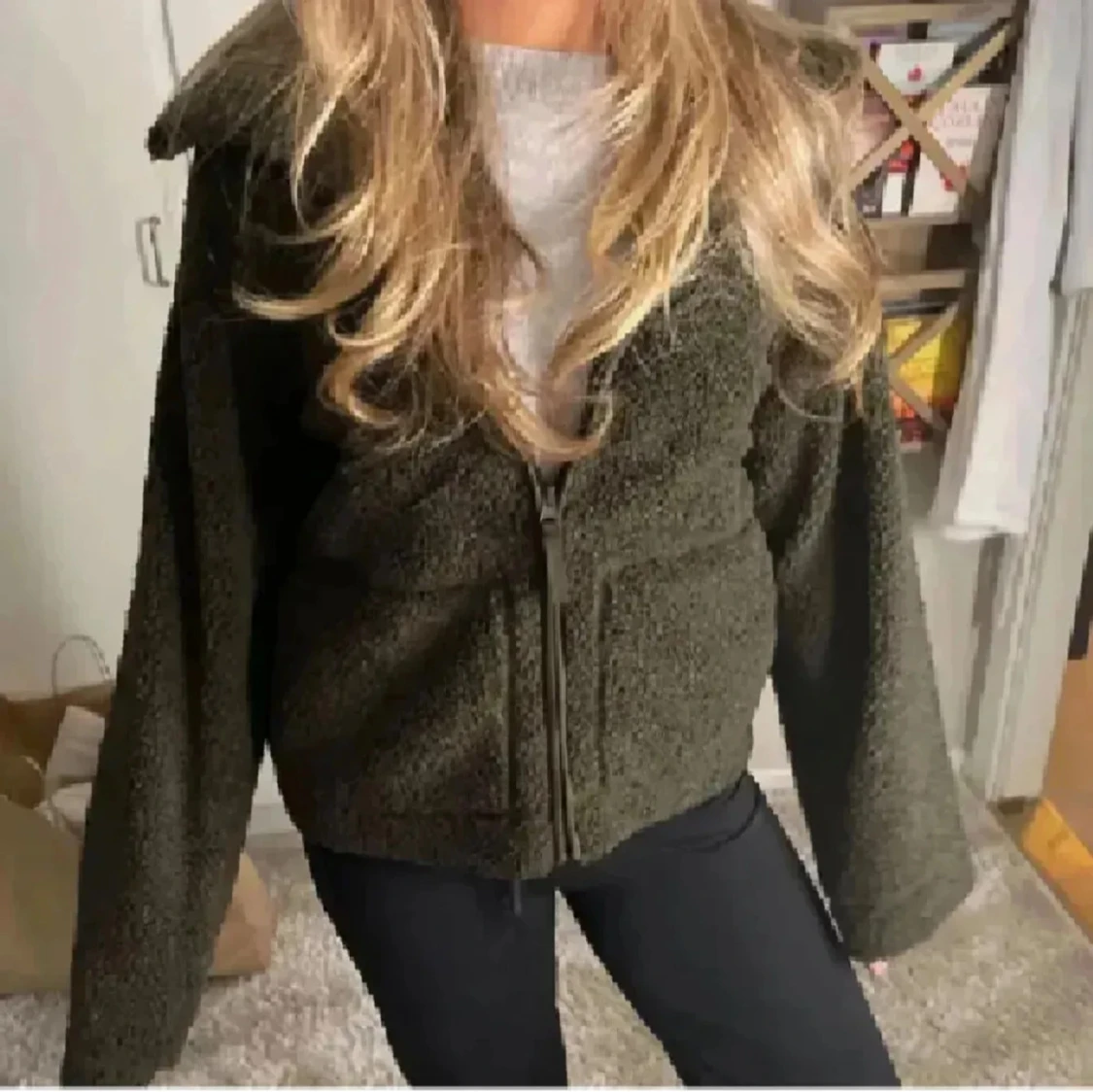 Olivgrön teddyjacka med dragkedja