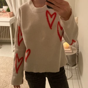 Zadig&voltarie  - Säljer en jätte fin zadig&voltarie tröja💘använd fåtal gånger, jag kan skicka fler bilder om någon vill de💖köpt för 5000 pris kan diskuteras, den har en liten fläck på halsen och är ganska liten xs