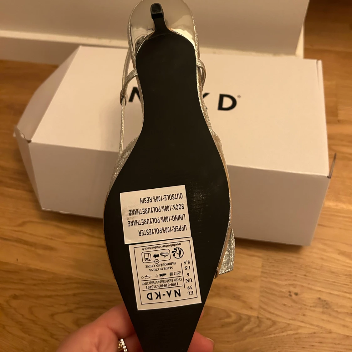 Silvriga pumps med spänne - 91