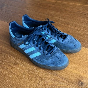 Blå Adidas Spezial i mocka - Mörkblå Adidas Gazelle sneakers i mocka med ljusblå ränder. Strl 44 och 2/3