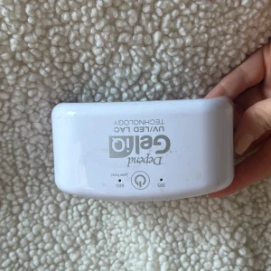 Depend Gel iQ UV/LED Lampa - Säljer en Depend Gel iQ UV/LED lampa för naglar. Perfekt för att härda gelnagellack hemma. Lampan har en kompakt design och är enkel att använda med två tidsinställningar, 30 och 60 sekunder. Se skick på bilderna men är fullt fungerande, skickar med sladden till