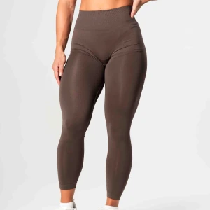 Bruna leggings från Relode - Snygga bruna leggings från Relode med hög midja och tight passform. Perfekta för träning eller en aktiv vardag. Materialet är stretchigt och bekvämt, vilket ger bra rörelsefrihet. XXS använda 2 gånger 