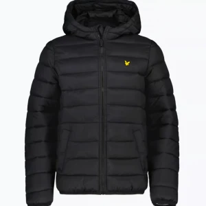 Svart vårjacka Lyle & Scott - Snygg svart vårjacka från Lyle & Scott med dragkedja och luva. Jackan har en gul logotyp på bröstet och är perfekt för kyliga dagar. Den är vadderad och har långa ärmar för extra värme.