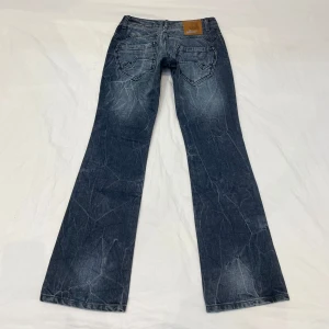 Snygga lågmidjade bootcut jeans🤩 - Kan INTE ta bild med dem på pga försmå❤️ Midja 34 cm rakt över, gren 18 cm och innerben 77 cm. Nya med lappen kvar! Märkta som W27 men absolut mer W23.