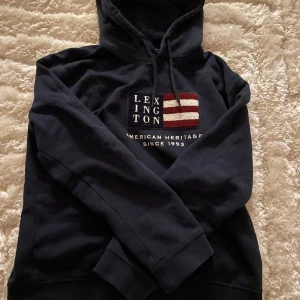 Mörkblå hoodie från Lexington - Säljer en snygg mörkblå hoodie från Lexington. Storlek:S| Skick: 9/10|  Inga defekter|. Hör av er vid frågor eller mer bilder♠️.