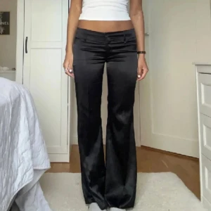 Svarta byxor - Säljer dessa skitsnygga lågmidjade byxorna då dom inte kommer till användning💓 