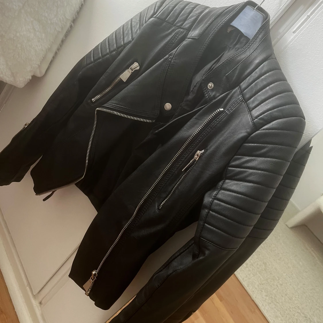 Svart skinnjacka med dragkedjor