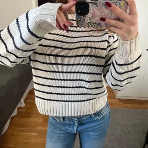 Randig stickad tröja - Mysig, snygg, går att klä upp och ned. Från Gina i storlek XS