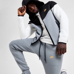 Grå och svart nike tech huvudtröja  - Säljer en snygg grå och svart hoodie från Nike. Den har en dragkedja framtill och en klassisk logga på bröstet. Perfekt för höst och vår, med långa ärmar och en bekväm passform. Perfekt för både träning och chill! . Obs det här är bara huvudtröjan och kommer inte med träningen byxorna