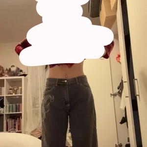 Grå jeans med broderi - Säljer ett par grå jeans från shein med snyggt broderi på sidan. Storlek S/M (baggy)