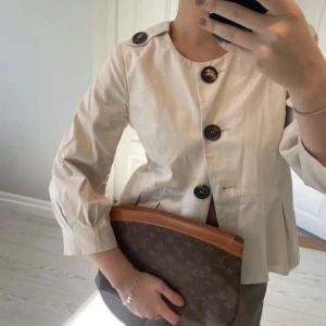 Trekvartsärmad jacka - Så fin jacka!!! Kan användas som både blus och jacka. Strl M men passar xs-m☺️🎀