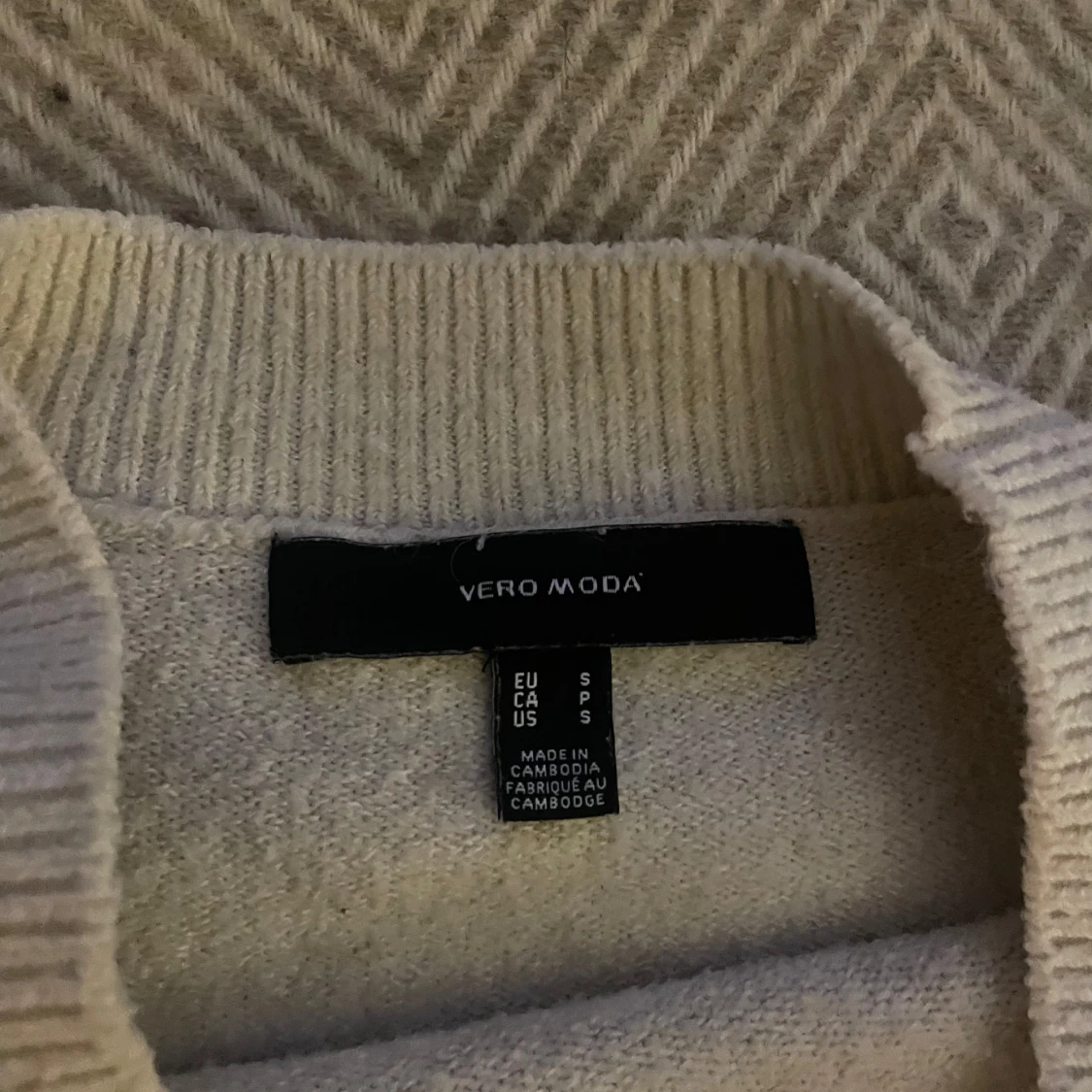 Beige stickad tröja från Vero Moda - 90