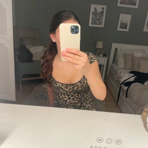 Romance shape top nelly  - Säljer min trendiga leopardmönstrade topp med korta ärmar och en tight passform. Nyskick knappt använd. 