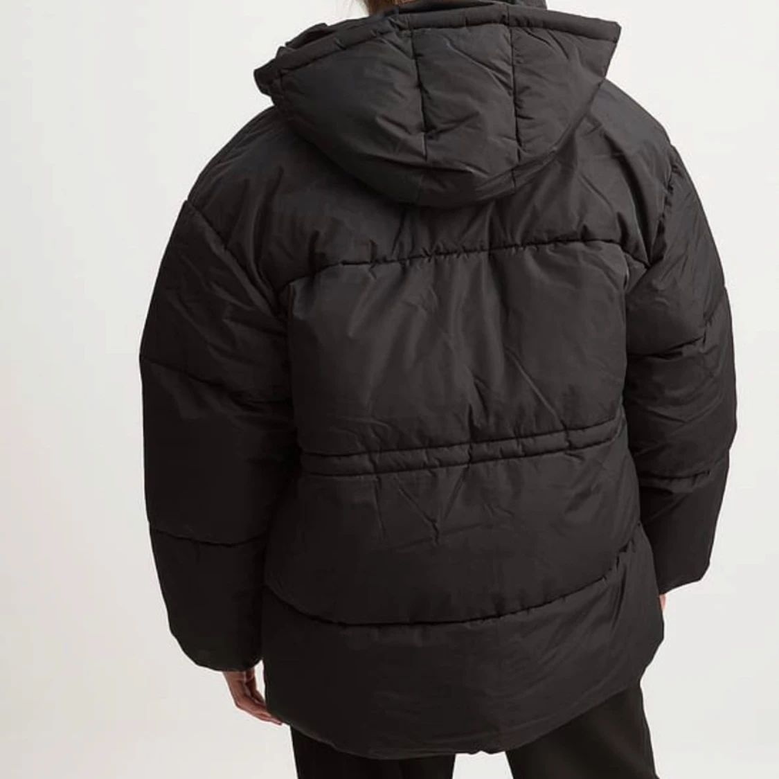 Svart pufferjacka med luva  - 91