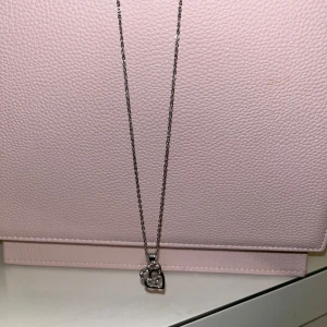 Silverhalsband med hjärthänge - Elegant silverhalsband med ett fint hjärthänge. Perfekt för att ge en subtil men stilfull touch till din outfit. Passar bra till både vardag och speciella tillfällen.