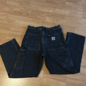 Baggy jeans från Carhartt - Skitsnygga vintage tvättade jeans från Carhartt i mycket bra skick! Skulle säga att färgen visar sig bäst på bild nummer 4.🥰skriv vid frågor eller mått.