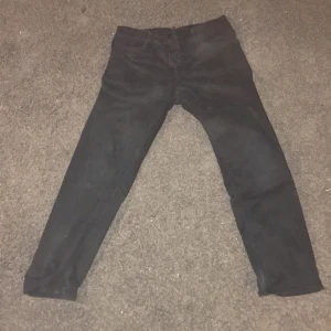 Svarta byxor från H&M - Svarta byxor från H&M med justerbar midja. De har en rak passform och är perfekta för en avslappnad stil. Byxorna är tillverkade i ett bekvämt material och passar bra till vardags.men trasiga 