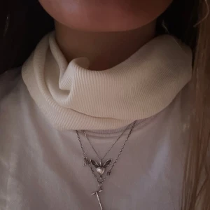 Vit Buffer - Säljer nu olika buffrar ❣️ denna är i vit och i ett lite tunnare material❣️ vid köp av två får man 50kr rabatt!💗 kommer fler inom kort men säljer endast 1-2 av varje⭐️