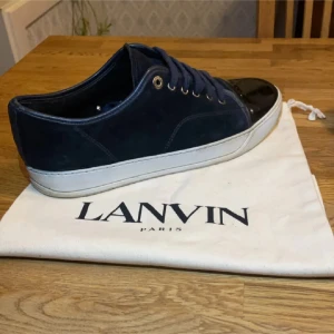 Lanvins - Säljer nu ett par snygga mörkblåa Lanvins i storlek 43. Väldigt gott skick, sparsamt använda. Hör gärna av er vid frågor och funderingar☺️ Mvh EAresell! 