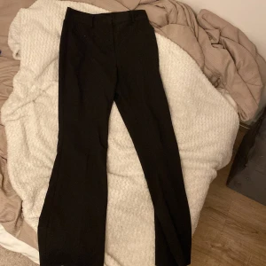 Svarta kostymbyxor från Sisters Point - Snygga svarta kostymbyxor från Sisters Point i storlek S. Byxorna har en klassisk design med raka ben och diskreta fickor baktill. Perfekta för en stilren look.