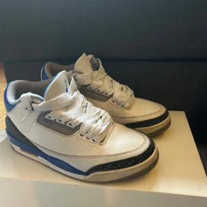 Nike Air Jordan 3  - Nike Air Jordan 3 i storlek 42. Köpts för 2-3 år sedan i en Nike butik i Grekland. Inte jätte använda men finns en grön tusch markering av något (?) Vilket förklarar priset på under 1099kr. Kan nog hitta boxen till den men inget garanterat. Har även några andra snören men kan nog leta fram gamla snören.