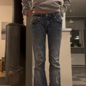 Miss Me jeans - Säljer mina jättefina Miss me Jeans i stl 25, men lite mindre i storkleken. Bootcut och Lowwaist. De har kilar på sidorna och detaljer på bakfickorna. Använda en del men är fortfarande i mycket bra skick och har inga tydliga täcken på användning! Passar någon kortare än CA 155cm💗