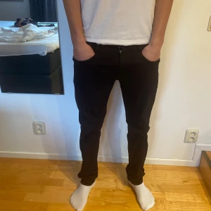 REPLAY ANNBAS HYPERFLEX JEANS - Säljer dessa svarta replay jeans 10/10 skick. Dem är w29 L32 kan diskutera pris. Skriv om några frågor? Ny pris 1799! Jag säljer bara 599