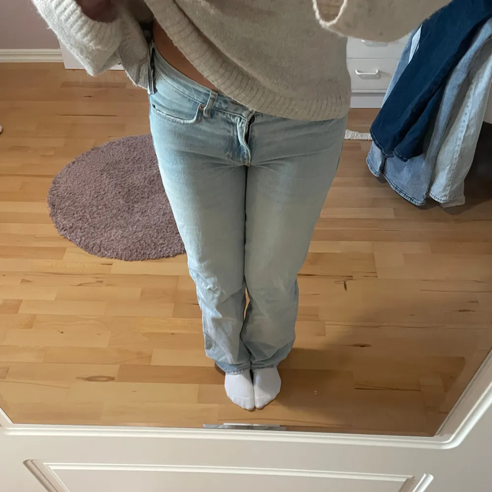 Ljusblå jeans från Gina Tricot. De är i storlek 32 men jag har vanligt vis storlek 36 och de passar mig. Skriv gärna om ni har fler frågor! . Jeans & Byxor.