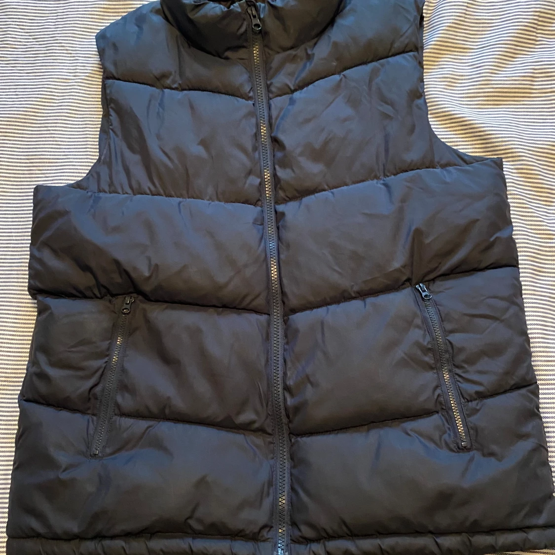 Svart dunväst med dragkedja