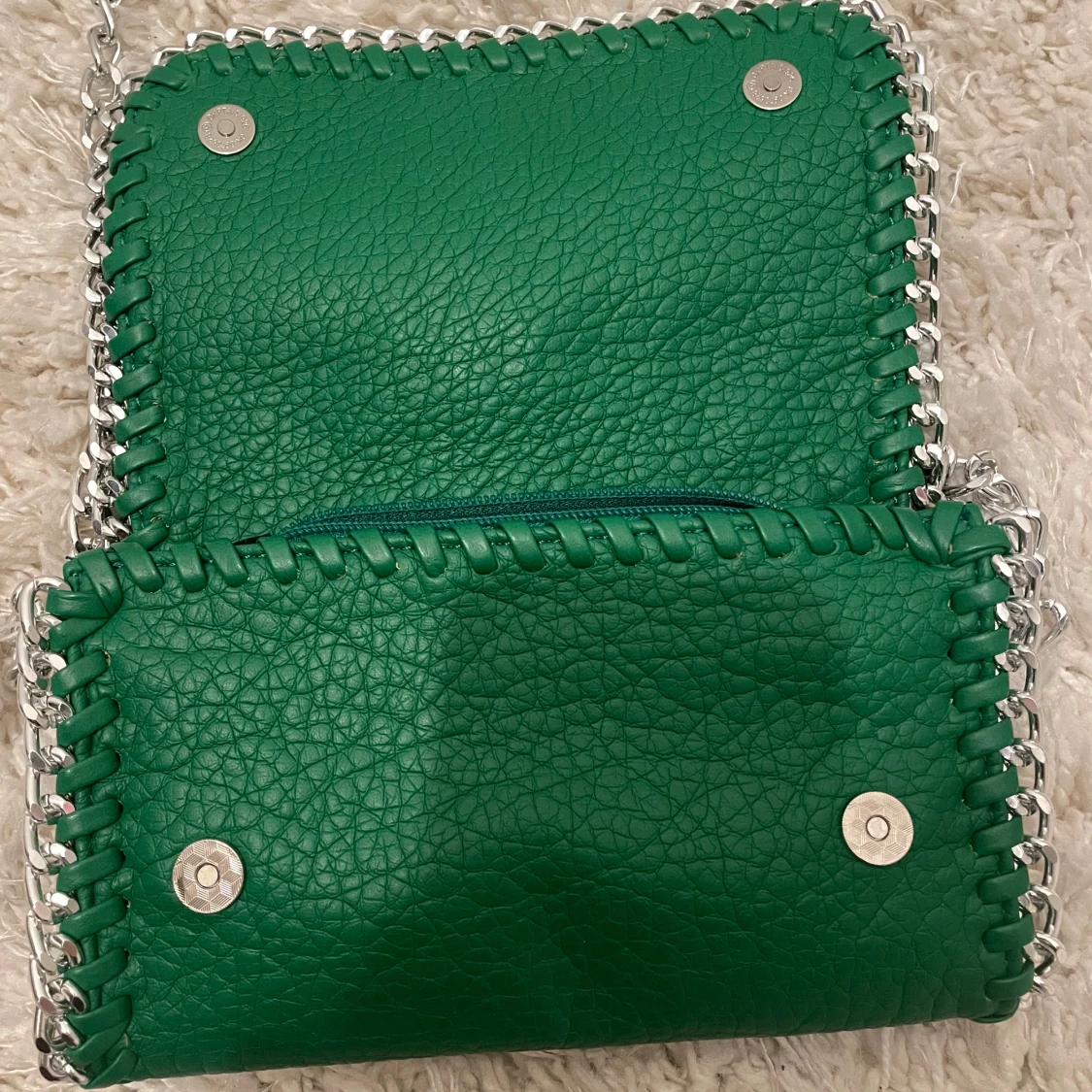 Grön axelväska med kedja från Tiamo - 91