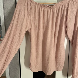 Rosa blus från lager 157 angelogy - Säljer en söt rosa topp från lager 157, toppen är ihop sydd i midjan för att dra åt den lite. Kom privat för mer bilder!