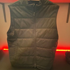 Berkley väst - Stilren Berkley väst i stolek M, olivgrön. Använd endast ett fåtal gånger, inga spår alls av användning. 500kr
