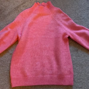 Rosa stickad tröja från Name It - Superfin rosa stickad tröja från Name It i storlek 11-12 år. Använd 1-3 gånger så väldigt bra skick 💖