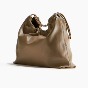 Beige hoboväska - Beige hoboväska, slutsåld från H&M, använd fåtal ggr. Rymlig och stor, dator får plats!