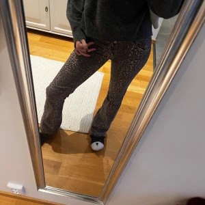 Leopardmönstrade byxor - Säljer ett par snygga leopardmönstrade byxor i bra skick. De är tighta och perfekta för en cool och trendig look. Passar både till vardags och fest. De är ifrån Nelly, köpta för 700kr 