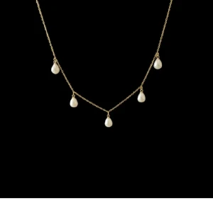 Elegant halsband  - Säljer ett superchict halsband  guldfärgad. Perfekt för att ge en touch av elegans till vilken outfit som helst. Passar både till vardags och festliga tillfällen. Ett måste för alla smyckesälskare! ✨