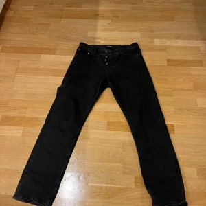 Svarta jeans - Snygga Jack&jones jeans. Dom är i väldigt bra skick. Modellen heter Relaxed Chris Storlek 32/34