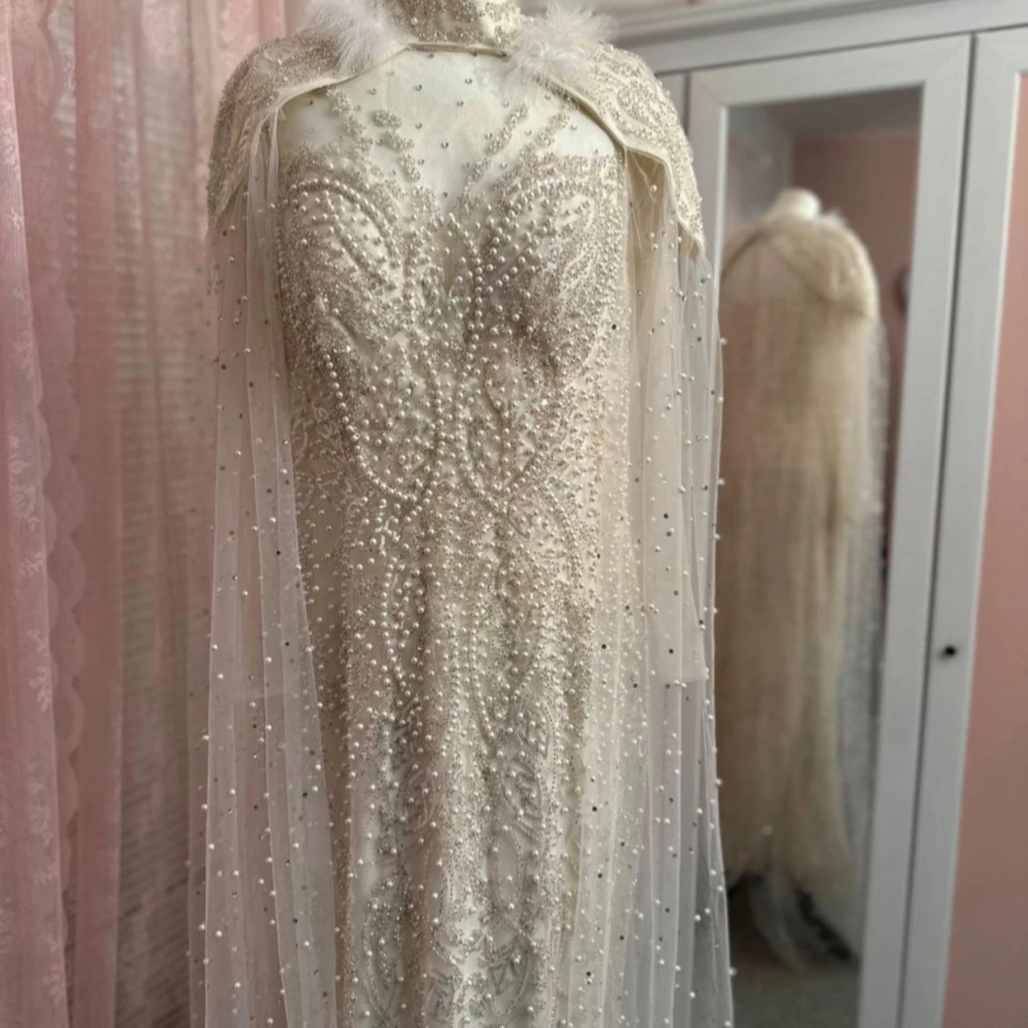 Vit glittrig klänning med pärlor