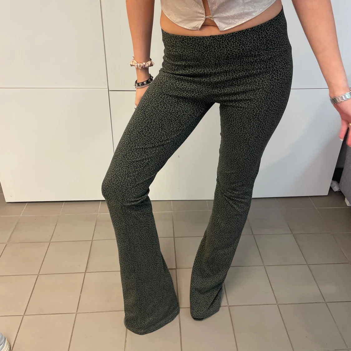 GRÖNA MÖNSTRADE BYXOR  - 92