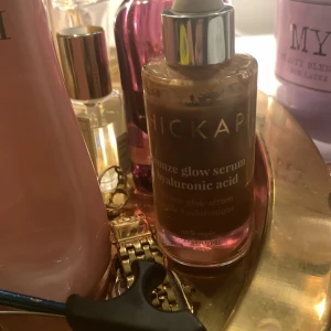 Bronze Glow Serum med Hyaluronic Acid - Ett lyxigt bronze glow serum som ger huden en strålande lyster. Innehåller hyaluronsyra för extra återfuktning. Perfekt för att skapa en solkysst look året runt. 100% veganskt och kommer i en elegant glasflaska. Använt bara tre gånger, priset går att diskuteras❤️