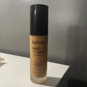 Wake Up the Glow Foundation från IsaDora - Säljer en IsaDora Wake Up the Glow Foundation i nyansen 5W. Denna foundation ger en naturlig lyster och innehåller hyaluronsyra och vitamin E. Den har SPF 50 och är vegansk. Perfekt för en strålande och skyddad hy! Nästan helt full💗